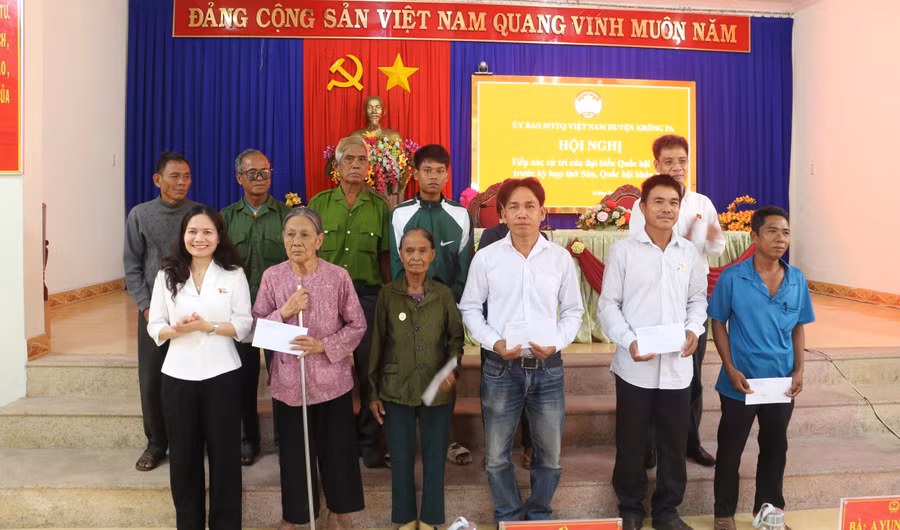 Đoàn đại biểu Quốc hội đã tặng 10 suất quà cho 10 gia đình chính sách, người có công trên địa bàn các xã, thị trấn. Ảnh: Quang Tấn