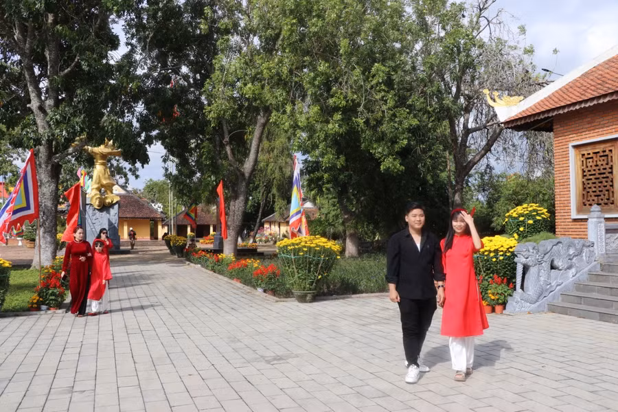 Chị Lê Thị Ngọc Ánh (bìa phải, thôn An Sơn, xã Cư An, huyện Đak Pơ) chọn trang phục áo dài chụp hình lưu niệm tại Khu Di tích lịch sử-văn hóa Tây Sơn Thượng đạo. Ảnh: Ngọc Minh