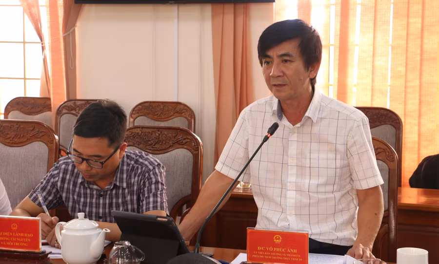 Phó Chủ tịch Thường trực UBND TP. Pleiku Võ Phúc Ánh trao đổi với đoàn khảo sát về những khó khăn, vướng mắc trong giải quyết TTHC liên quan đến đất đai. Ảnh: Quang Tấn