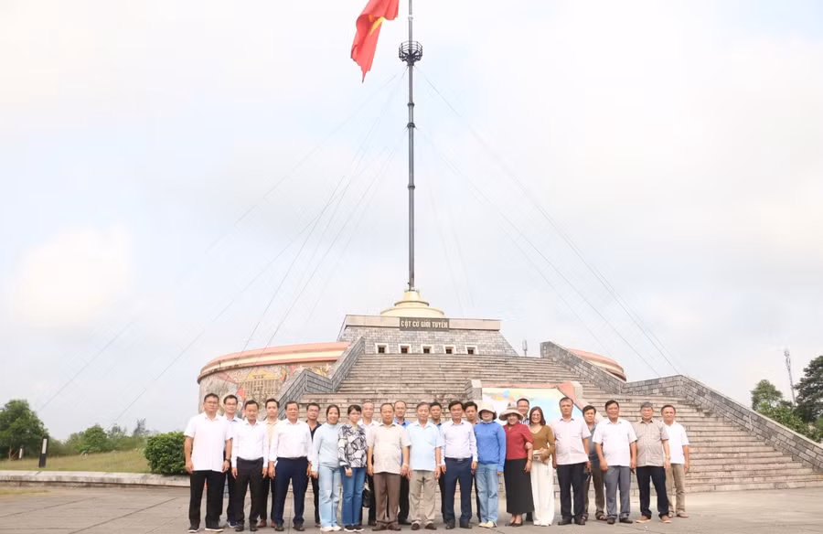 Đoàn cán bộ của tỉnh Gia Lai chụp hình lưu niệm tại Cột cờ giới tuyến.
