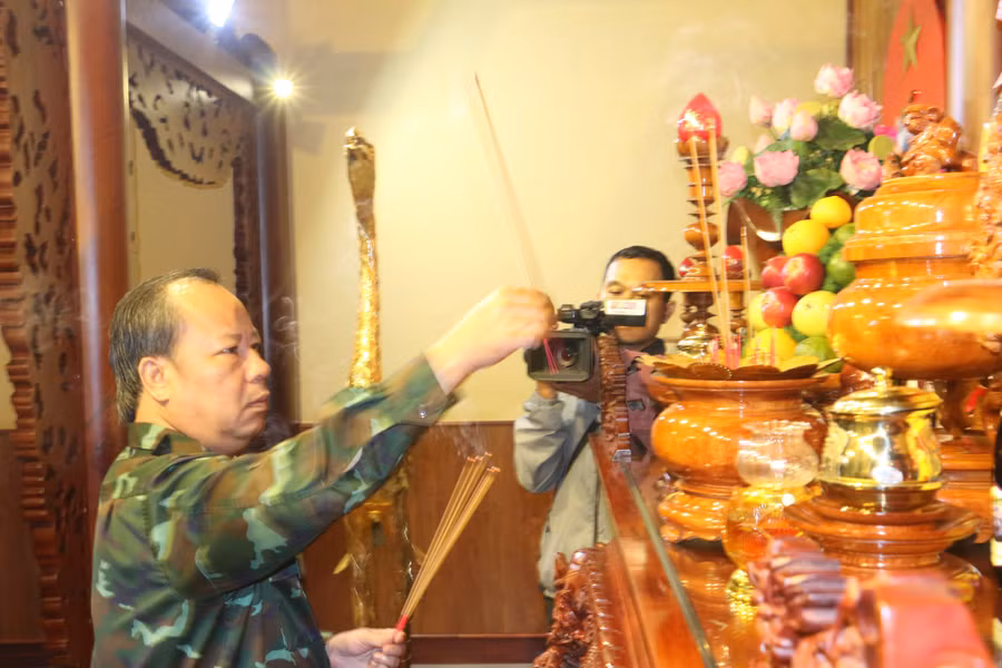 Phó Bí thư Thường trực Tỉnh ủy, Trưởng đoàn đại biểu Quốc hội tỉnh Châu Ngọc Tuấn dâng hương tại nơi thờ Bác. Ảnh: Quang Tấn Phó Bí thư Thường trực Tỉnh ủy, Trưởng đoàn đại biểu Quốc hội tỉnh Châu Ngọc Tuấn dâng hương tại nơi thờ Bác. Ảnh: Quang Tấn