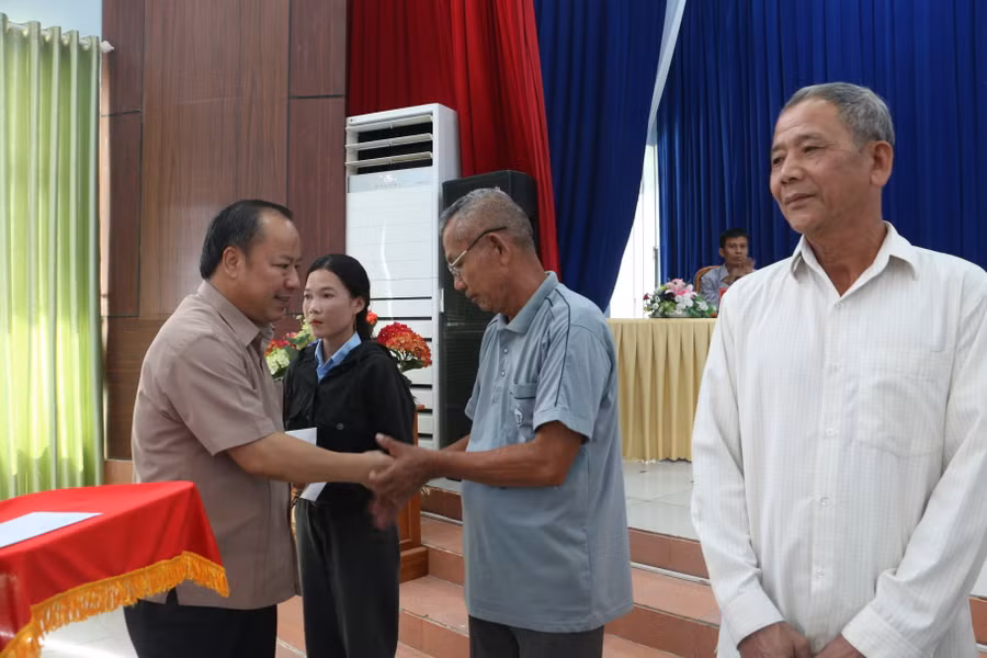 Trưởng đoàn đại biểu Quốc hội tỉnh Châu Ngọc Tuấn tặng quà cho các gia đình chính sách, người có công trên địa bàn huyện. Ảnh: Quang Tấn