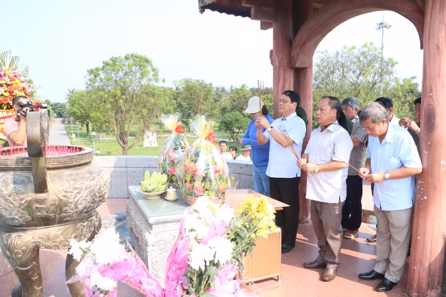Phó Bí thư Thường trực Tỉnh ủy, Trưởng đoàn đại biểu Quốc hội tỉnh Châu Ngọc Tuấn (hàng trước, thứ 2 từ phải sang) thắp nén hương tưởng nhớ các anh hùng, liệt sĩ. Ảnh: Quang Tấn