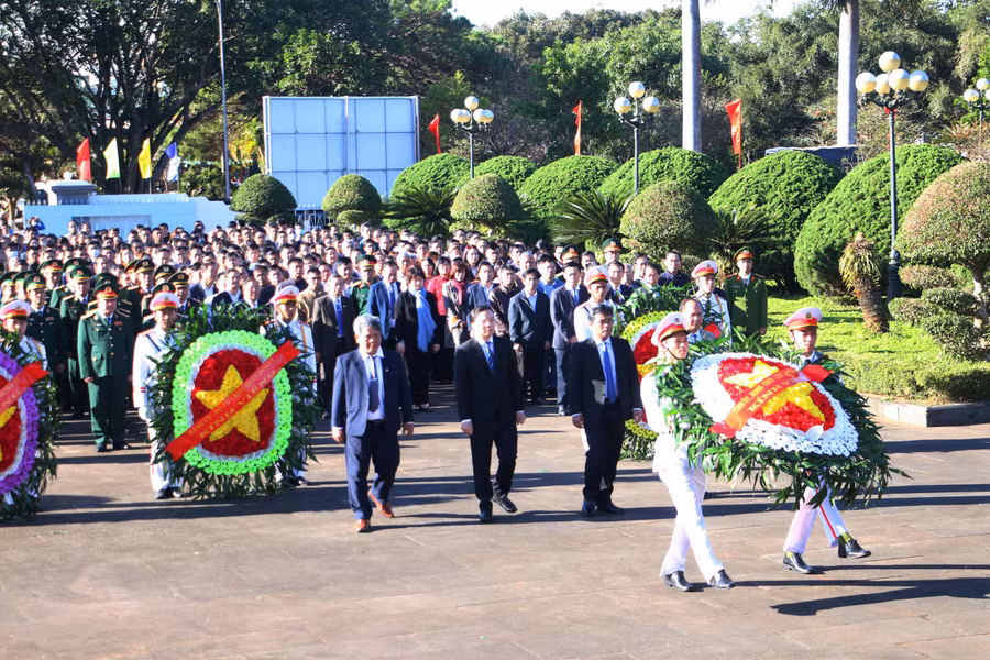 Các đồng chí lãnh đạo tỉnh Gia Lai dâng hoa, dâng hương trước Tượng đài Tổ quốc ghi công, Nghĩa trang Liệt sĩ tỉnh. Ảnh: Quang Tấn