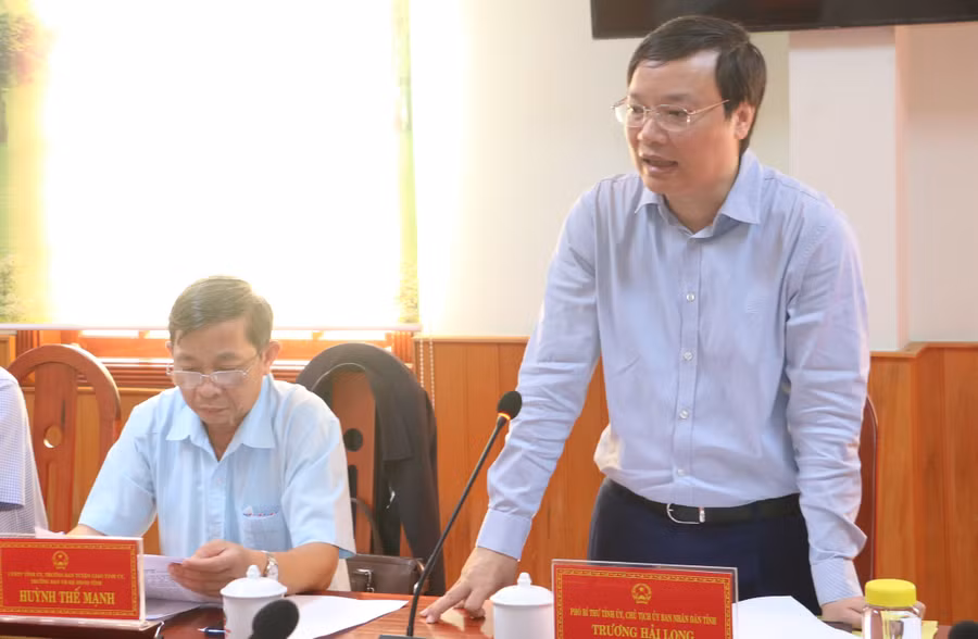 Chủ tịch UBND tỉnh Trương Hải Long cho biết sẽ chỉ đạo các sở, ngành nhanh chóng gửi hồ sơ, nội dung các tờ trình cho Thường trực HĐND tỉnh. Ảnh: Quang Tấn Chủ tịch UBND tỉnh Trương Hải Long cho biết sẽ chỉ đạo các sở, ngành nhanh chóng gửi hồ sơ, nội dung các tờ trình cho Thường trực HĐND tỉnh. Ảnh: Quang Tấn