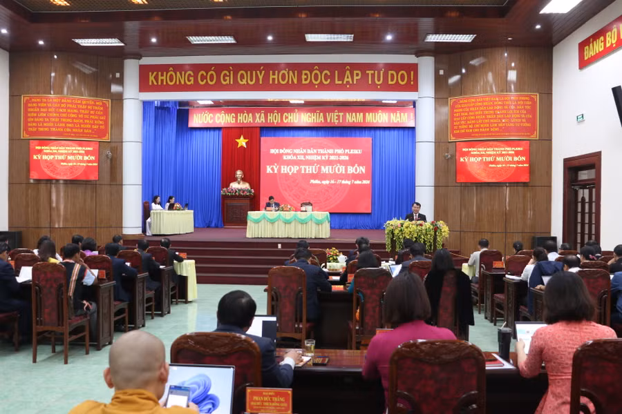 Quang cảnh kỳ họp thứ 14 HĐND TP. Pleiku. Ảnh: Quang Tấn