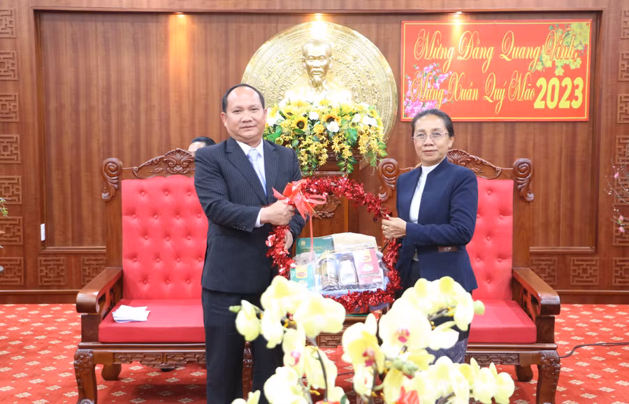 Bà Minaphôn-Xay Sổm Phu-Phó Bí thư Tỉnh ủy, Chủ tịch HĐND tỉnh Attapeu (bìa phải) tặng quà và chúc mừng năm mới lãnh đạo Tỉnh ủy Gia Lai. Ảnh: Quang Tấn Bà Minaphôn-Xay Sổm Phu-Phó Bí thư Tỉnh ủy, Chủ tịch HĐND tỉnh Attapeu (bìa phải) tặng quà và chúc mừng năm mới lãnh đạo Tỉnh ủy Gia Lai. Ảnh: Quang Tấn
