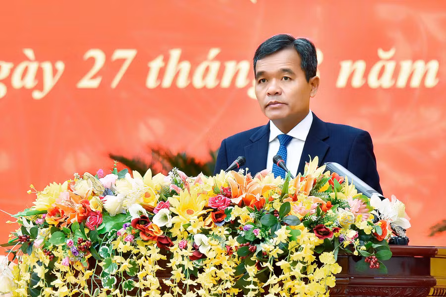 Chủ tịch HĐND tỉnh Hồ Văn Niên phát biểu chúc mừng tân Chủ tịch UBND tỉnh Rah Lan Chung. Ảnh: ĐT