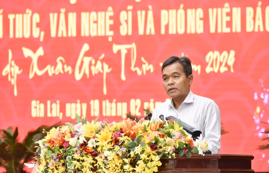 Ủy viên Ban Chấp hành Trung ương Đảng, Bí thư Tỉnh ủy, Chủ tịch HĐND tỉnh Hồ Văn Niên phát biểu tại buổi gặp mặt. Ảnh: Đức Thụy