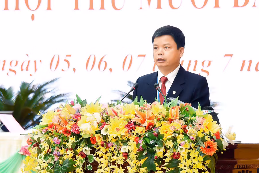 Phó Chủ tịch UBND tỉnh Nguyễn Hữu Quế báo cáo kết quả thực hiện nhiệm vụ 6 tháng đầu năm 2023. Ảnh: Đức Thụy