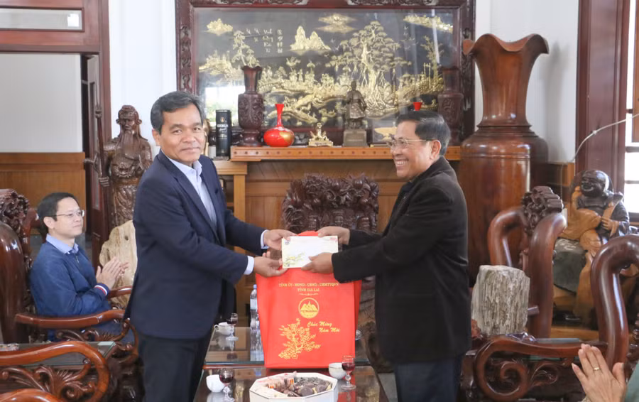 Bí thư Tỉnh ủy Hồ Văn Niên đến thăm, chúc Tết nguyên Bí thư Tỉnh ủy Hà Sơn Nhin và gia đình. Ảnh: Quang Tấn