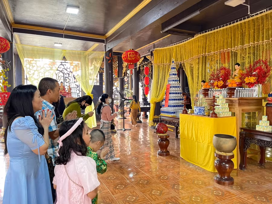 Rất đông người dân tập trung về chùa Bửu Tịnh (thị xã Ayun Pa) thắp hương lạy phật cầu may. Ảnh: Vũ Chi Rất đông người dân tập trung về chùa Bửu Tịnh (thị xã Ayun Pa) thắp hương lạy phật cầu may. Ảnh: Vũ Chi