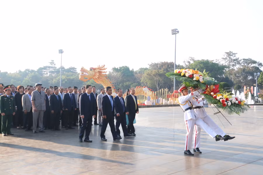 Các đồng chí lãnh đạo Tỉnh ủy, HĐND, UBND, Ủy ban MTTQ Việt Nam tỉnh dâng hoa trước Tượng đài Bác Hồ với các dân tộc Tây Nguyên trong khuôn viên Quảng trường Đại Đoàn Kết, TP. Pleiku. Ảnh: Quang Tấn Các đồng chí lãnh đạo Tỉnh ủy, HĐND, UBND, Ủy ban MTTQ Việt Nam tỉnh dâng hoa trước Tượng đài Bác Hồ với các dân tộc Tây Nguyên trong khuôn viên Quảng trường Đại Đoàn Kết, TP. Pleiku. Ảnh: Quang Tấn