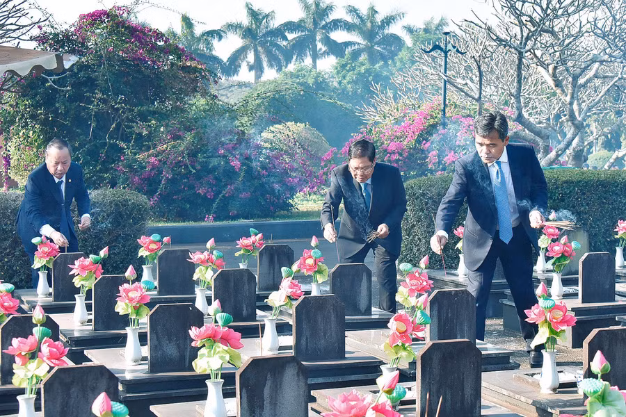Các đồng chí lãnh đạo tỉnh dâng hương tưởng nhớ các Anh hùng liệt sĩ. Ảnh: Đức Thụy Các đồng chí lãnh đạo tỉnh dâng hương tưởng nhớ các Anh hùng liệt sĩ. Ảnh: Đức Thụy
