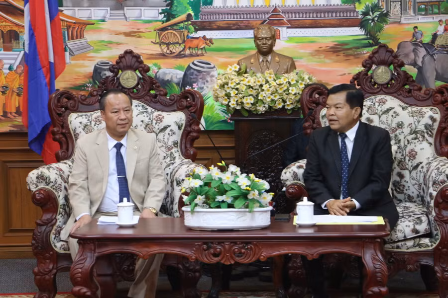 Phó Bí thư Thường trực Tỉnh ủy, Trưởng đoàn đại biểu Quốc hội tỉnh Châu Ngọc Tuấn (bìa trái) chúc mừng năm mới lãnh đạo và Nhân dân tỉnh Champasak. Ảnh: Q.T