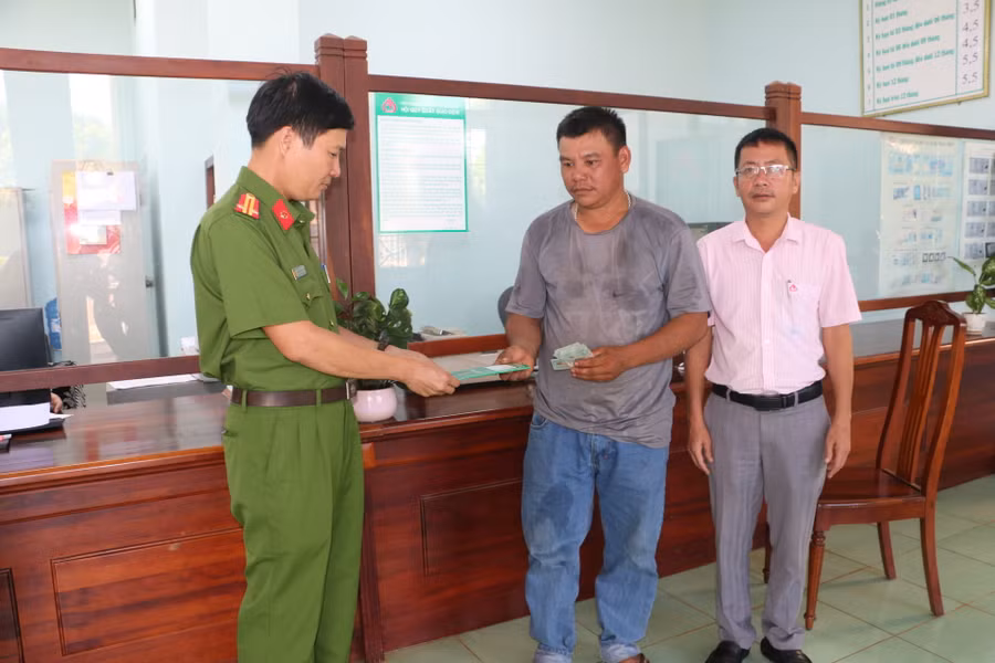 Phòng Giao dịch Ngân hàng Chính sách Xã hội huyện Chư Pưh đã phối hợp với Công an thị trấn Nhơn Hòa đã trao số tiền vay 70 triệu đồng cho gia đình chị Nhung. Ảnh: Quang Tấn