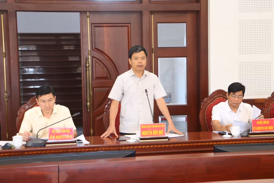Phó Chủ tịch UBND tỉnh Nguyễn Hữu Quế giải trình một số nội dung liên quan đến quá trình giải quyết đơn khiếu nại của công dân. Ảnh: Quang Tấn
