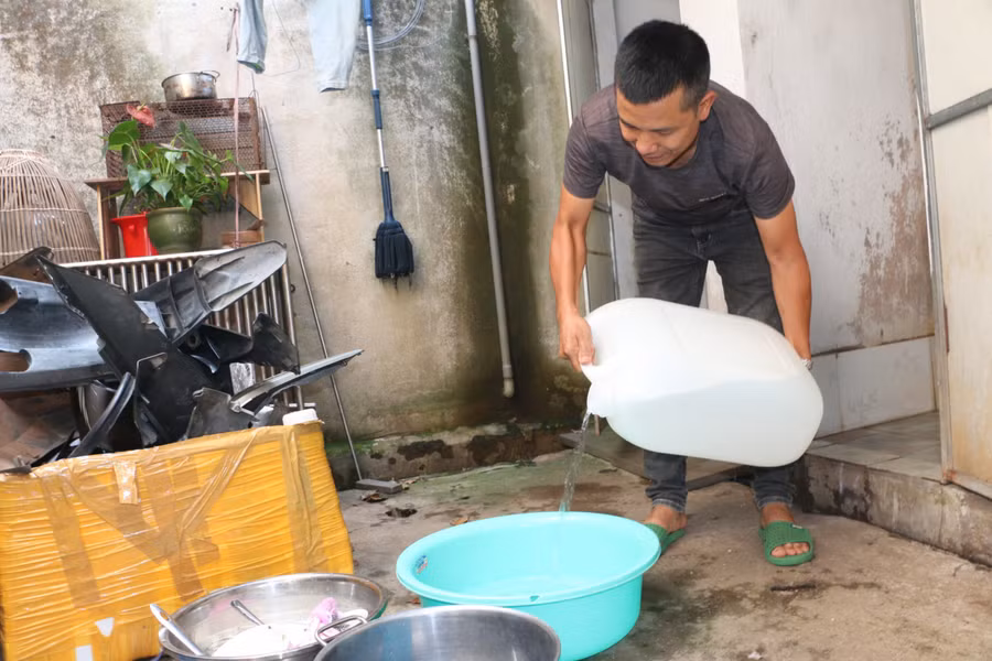 Hộ anh Trần Văn Quế cũng khốn khổ vì không có nước sinh hoạt. Ảnh: Quang Tấn