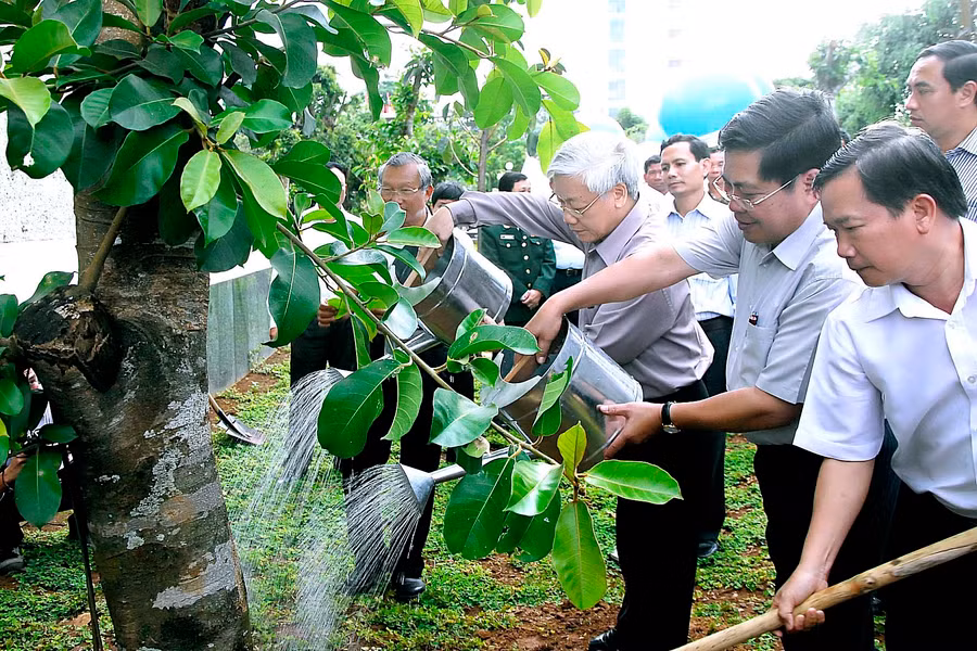 Tổng Bí thư Nguyễn Phú Trọng trồng cây lưu niệm tại Quảng trường Đại Đoàn Kết (TP. Pleiku). Ảnh: Đức Thụy