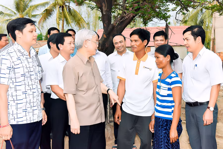 Tổng Bí thư Nguyễn Phú Trọng thăm hỏi đời sống người dân xã Ayun. Ảnh: Đức Thụy