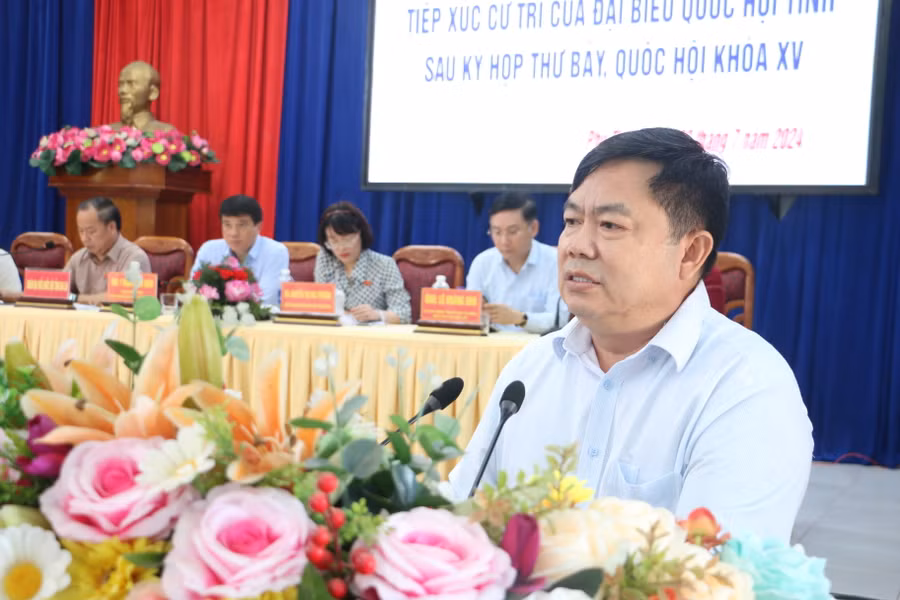 Chủ tịch UBND huyện Phú Thiện Trịnh Văn Sang trả lời ý kiến, kiến nghị của cử tri thuộc thẩm quyền. Ảnh: Quang Tấn