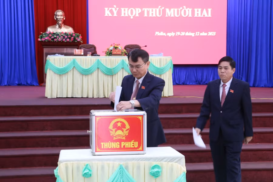 Các đại biểu tiến hành lấy phiếu tín nhiệm đối với 20 người giữ chức vụ do HĐND thành phố bầu. Ảnh: Quang Tấn