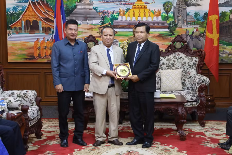 Phó Bí thư Thường trực Tỉnh ủy Gia Lai Châu Ngọc Tuấn (giữa) tặng biểu tượng của tỉnh Gia Lai cho Phó Bí thư Tỉnh ủy tỉnh Champasak. Ảnh: Q.T