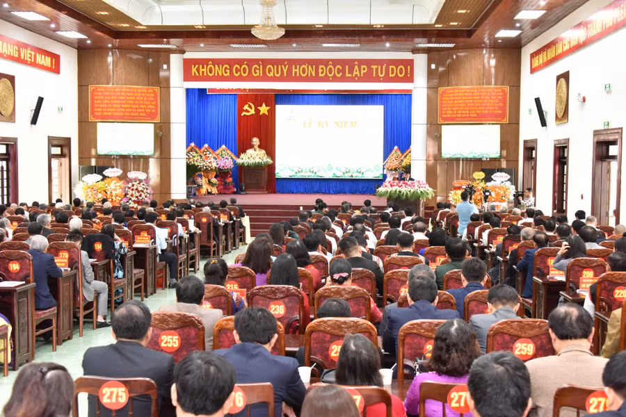 Quang cảnh buổi lễ kỷ niệm 70 năm Ngày thành lập Đảng bộ Pleiku và 95 năm đô thị Pleiku. Ảnh: ĐT Quang cảnh buổi lễ kỷ niệm 70 năm Ngày thành lập Đảng bộ Pleiku và 95 năm đô thị Pleiku. Ảnh: ĐT
