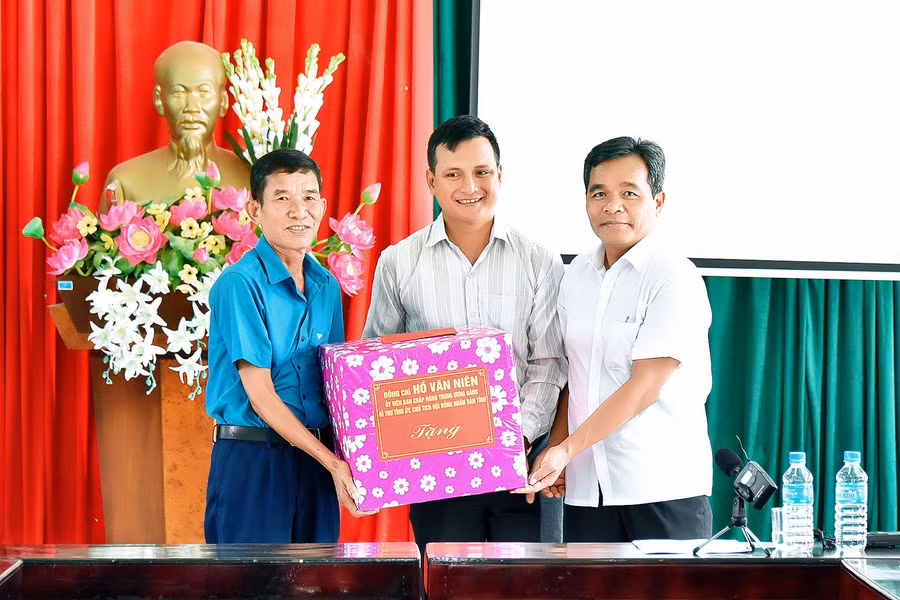 Bí thư Tỉnh ủy Hồ Văn Niên trao quà cho hệ thống chính trị xã Ia Kreng. Ảnh: Đức Thụy Bí thư Tỉnh ủy Hồ Văn Niên trao quà cho hệ thống chính trị xã Ia Kreng. Ảnh: Đức Thụy