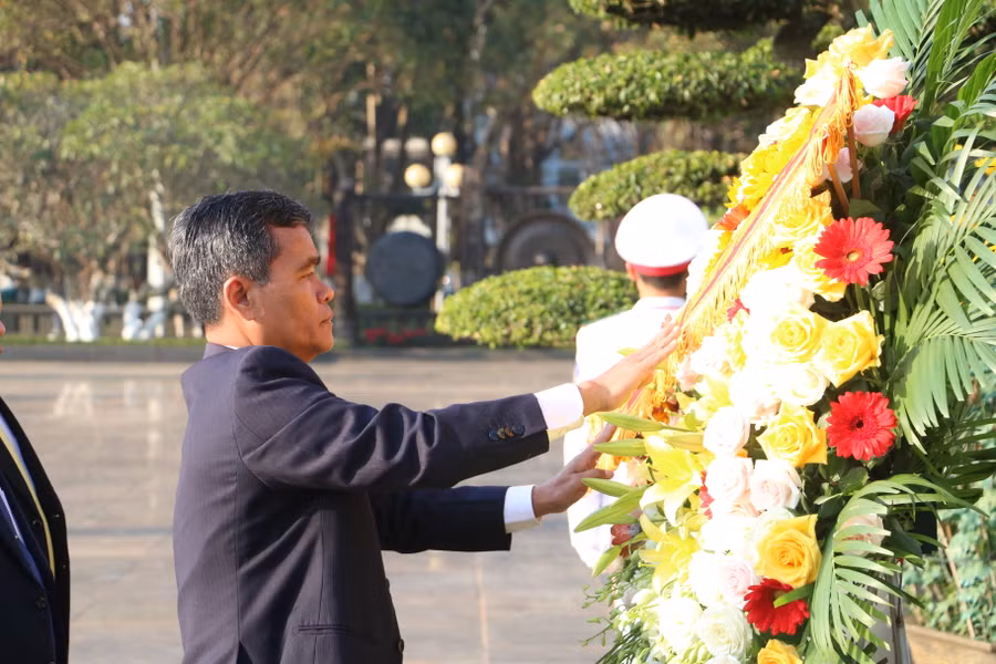 Bí thư Tỉnh ủy Hồ Văn Niên kính cẩn dâng hoa trước Tượng đài Bác Hồ với các dân tộc Tây Nguyên. Ảnh: Quang Tấn Bí thư Tỉnh ủy Hồ Văn Niên kính cẩn dâng hoa trước Tượng đài Bác Hồ với các dân tộc Tây Nguyên. Ảnh: Quang Tấn