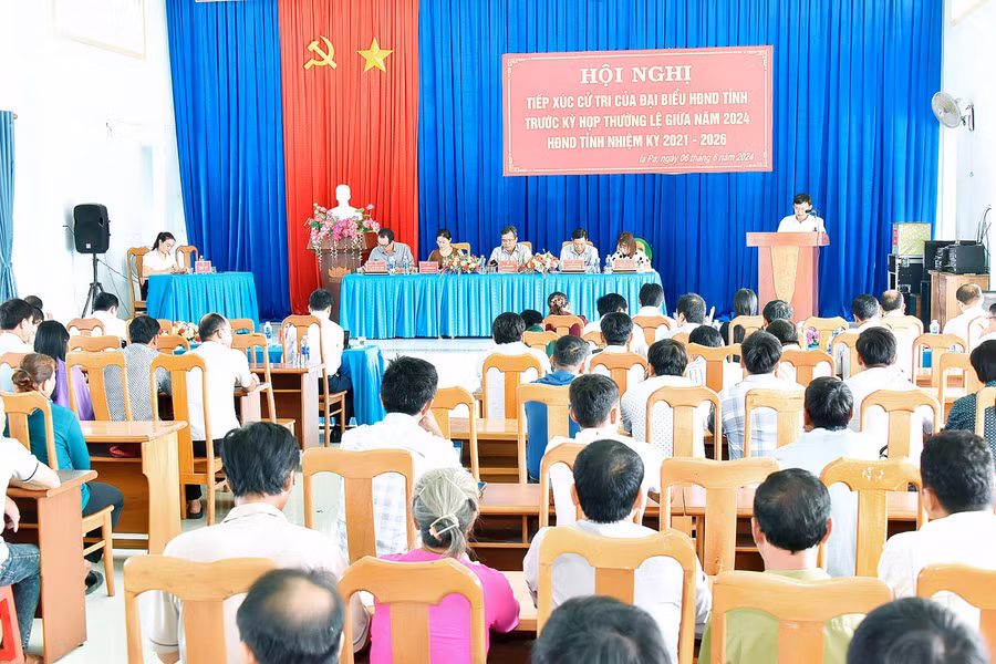 Quang cảnh buổi tiếp xúc cử tri huyện Ia Pa. Ảnh: Đức Thụy