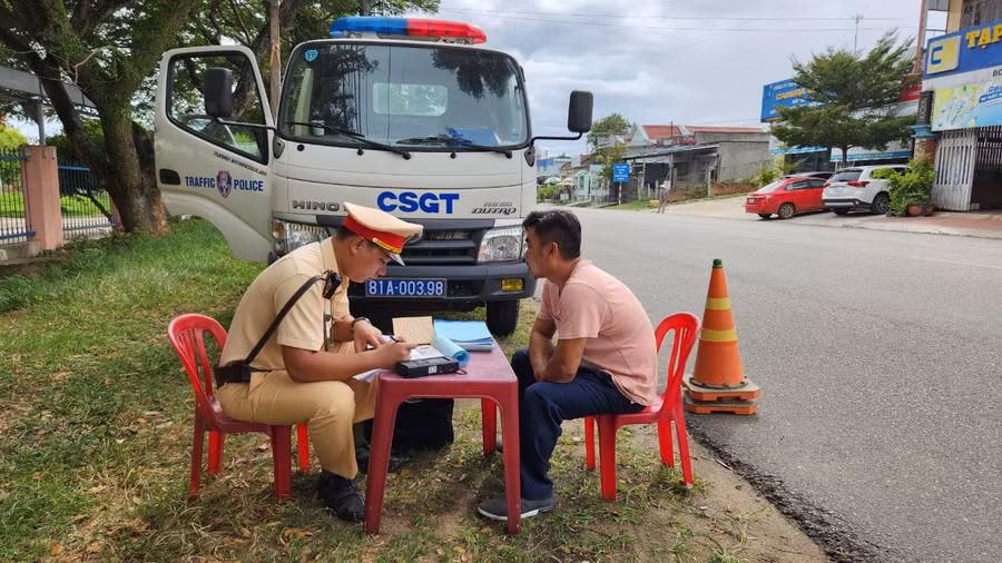 Lực lượng Cảnh sát Giao thông-Trật tự Công an thị xã An Khê thường xuyên tổ chức tuần tra, xử lý vi phạm bất kể ngày đêm. Ảnh: Quang Tấn