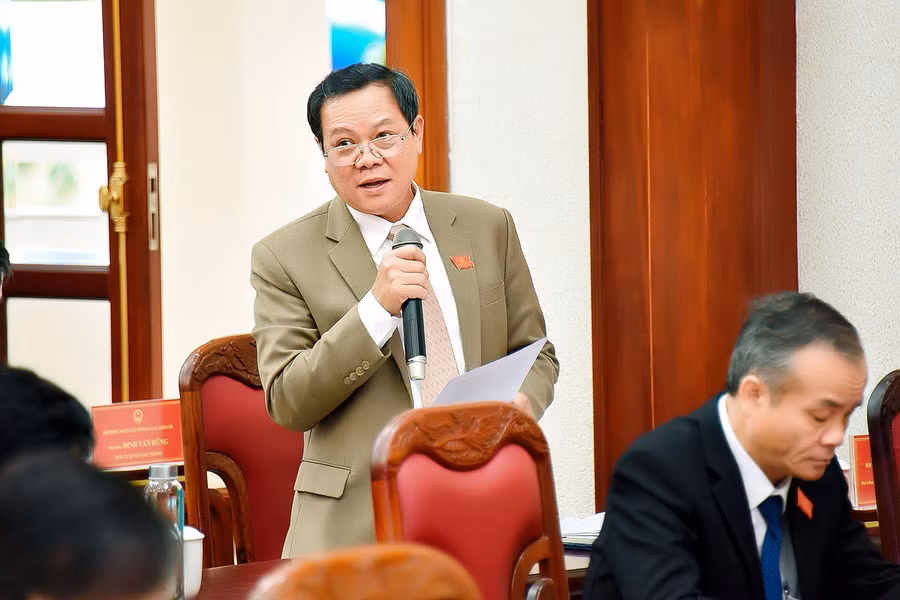 Đại biểu Nguyễn Đình Phương-Trưởng ban Kinh tế-Ngân sách HĐND tỉnh chất vấn về vấn đề đất san lấp. Ảnh: Đức Thụy