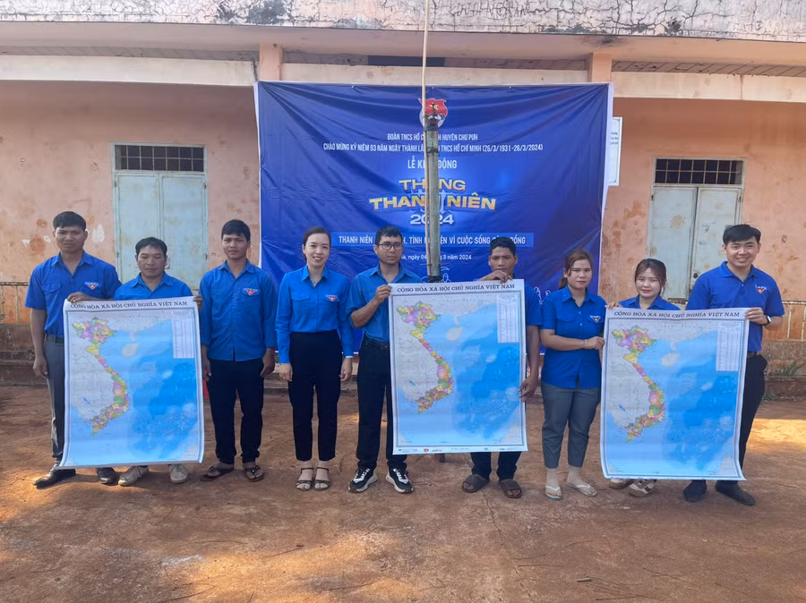 Tặng 9 bản đồ Tự hào một dải non sông cho các chi đoàn thôn, làng thuộc Đoàn xã Ia Hla. Ảnh: Hà Chi Tặng 9 bản đồ Tự hào một dải non sông cho các chi đoàn thôn, làng thuộc Đoàn xã Ia Hla. Ảnh: Hà Chi