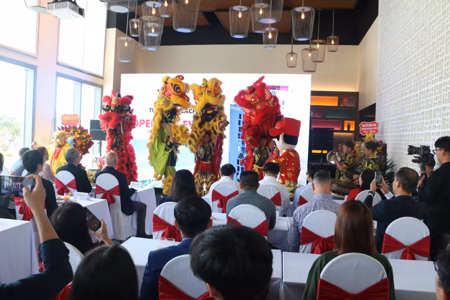 Múa lân mừng khai trương. Ảnh: Quang Tấn