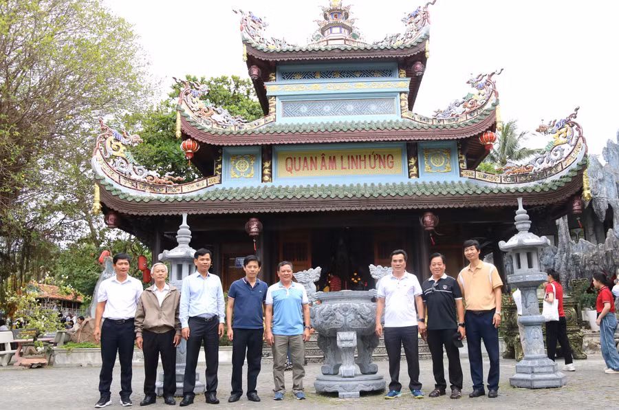 Ban tổ chức đi khảo sát thực tế tại chùa Thanh Lương (xã An Chấn, huyện Tuy An). Ảnh: Tấn Dung