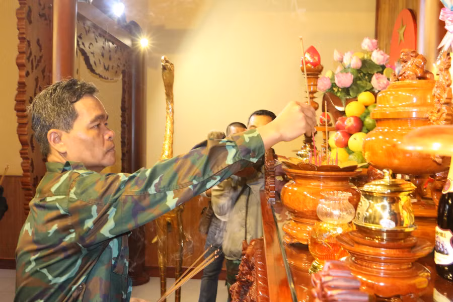 Bí thư Tỉnh ủy Hồ Văn Niên dâng hương tại nơi thờ Bác. Ảnh: Quang Tấn Bí thư Tỉnh ủy Hồ Văn Niên dâng hương tại nơi thờ Bác. Ảnh: Quang Tấn