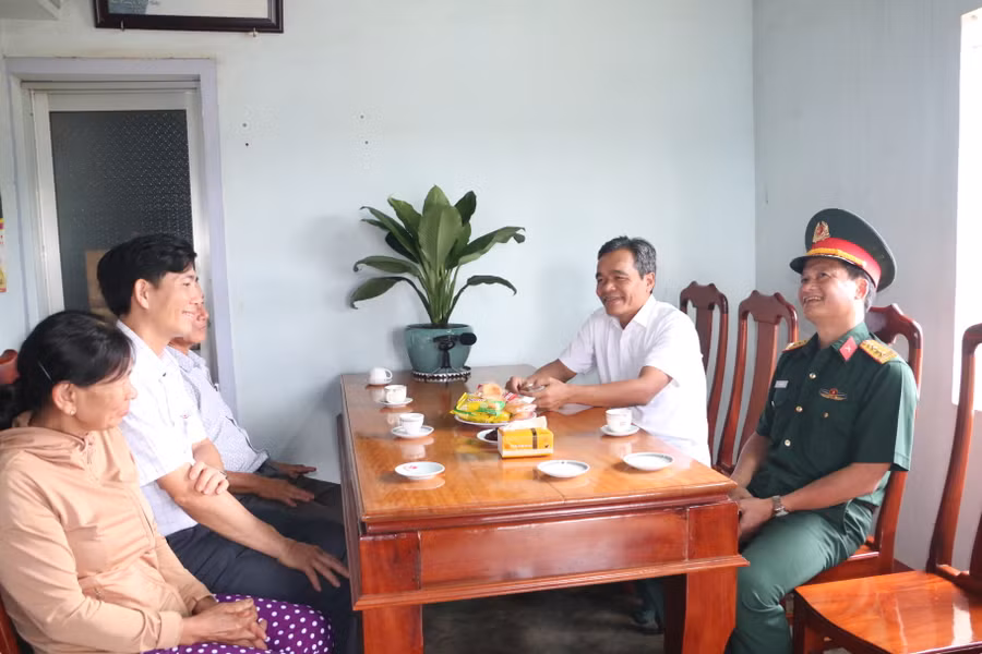 Ủy viên Ban Chấp hành Trung ương Đảng, Bí thư Tỉnh ủy, Chủ tịch HĐND tỉnh Hồ Văn Niên thăm gia đình Mẹ Việt Nam Anh hùng Nguyễn Thị Đào (xã Đăk Ta Ley, huyện Mang Yang). Ảnh: Quang Tấn