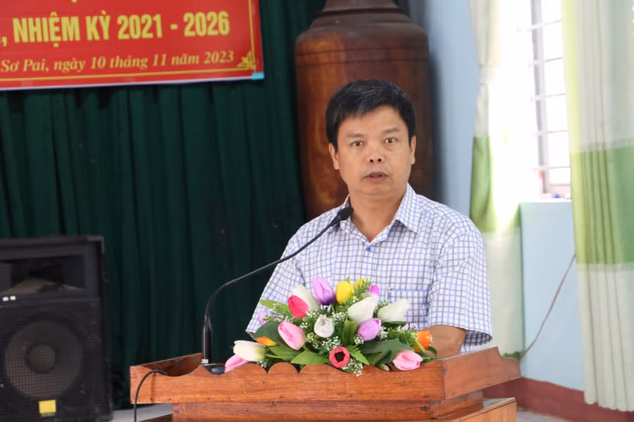 Phó Chủ tịch UBND tỉnh Nguyễn Hữu Quế làm rõ một số vấn đề cử tri quan tâm. Ảnh: Quang Tấn