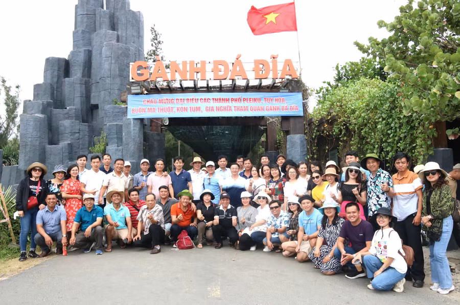 Đoàn đến khảo sát Di tích quốc gia đặc biệt Gành Đá Đĩa. Ảnh: Tấn Dung