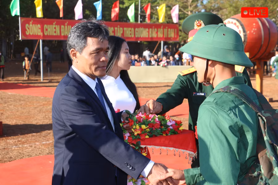 Bí thư Tỉnh ủy Hồ Văn Niên tặng hoa, động viên thanh niên lên đường nhập ngũ. Ảnh: Quang Tấn