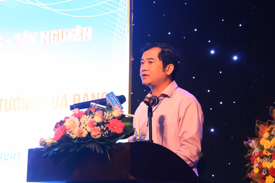 Phó Tổng Biên tập Báo Gia Lai Đoàn Minh Dưỡng phát biểu tham luận tại hội thảo. Ảnh: Quang Tấn