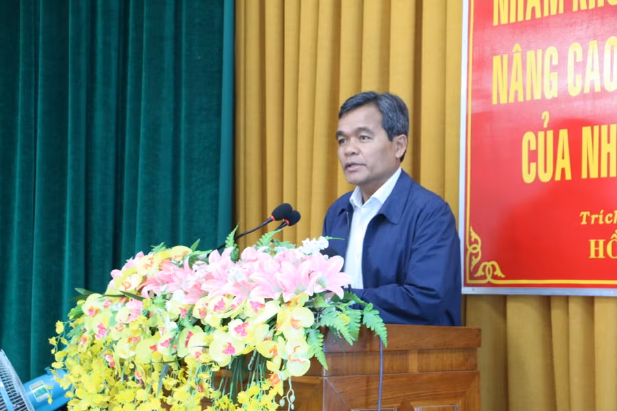Ủy viên Ban Chấp hành Trung ương Đảng, Bí thư Tỉnh ủy, Chủ tịch HĐND tỉnh Hồ Văn Niên phát biểu kết luận buổi tiếp xúc cử tri. Ảnh: Quang Tấn