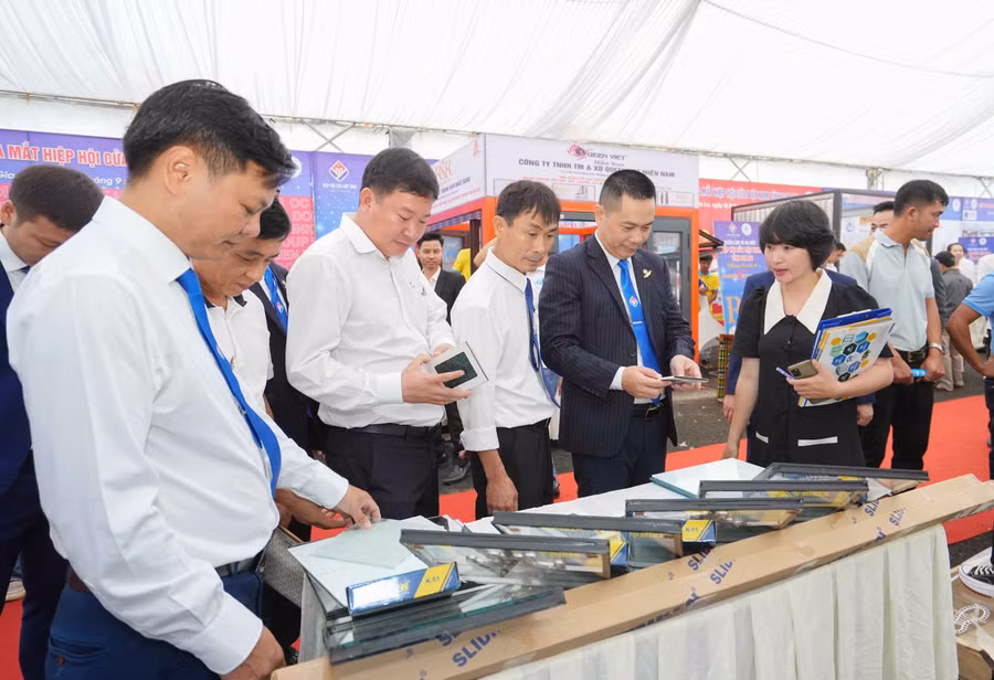 Các đại biểu tham quan các gian hàng trưng bày tại triển lãm. Ảnh: Q.T