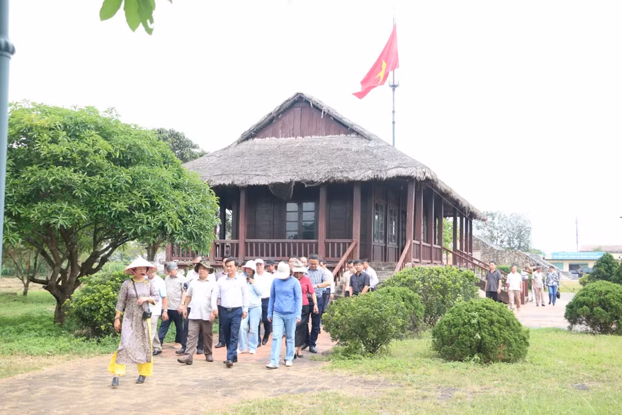 Khu Di tích lịch sử quốc gia đặc biệt Đôi bờ Hiền Lương-Bến Hải có diện tích 9 ha gồm các hạng mục: Nhà trưng bày lịch sử; cột cờ giới tuyến; nhà liên hợp; đồn công an; cầu Hiền Lương lịch sử; các dàn loa; tháp canh...