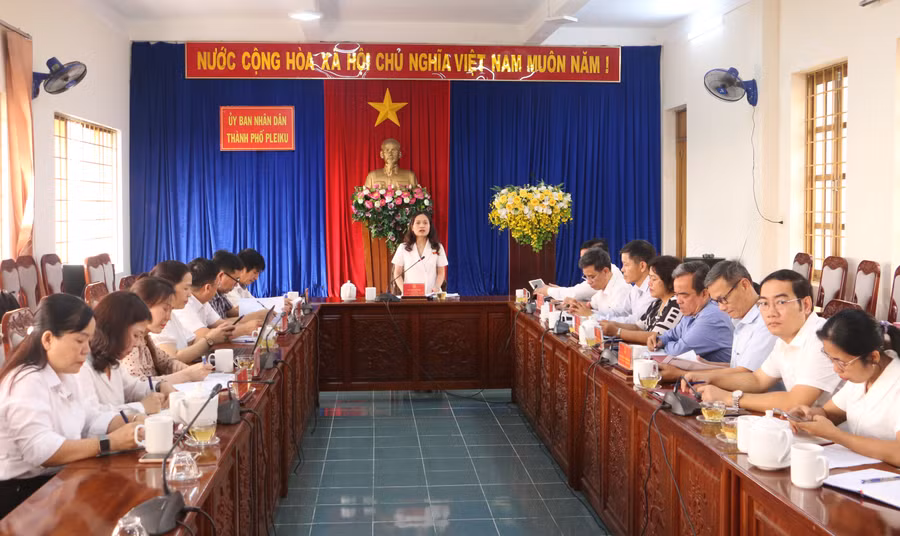 Quang cảnh buổi làm việc của đoàn khảo sát với UBND TP. Pleiku. Ảnh: Quang Tấn