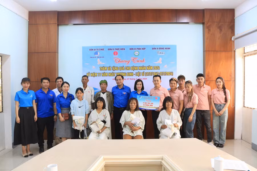 Câu lạc bộ Tóc Hồng Gia Lai thăm và tặng quà bệnh nhân tại Bệnh viện đa khoa tỉnh Kon Tum. Ảnh: ĐVCC