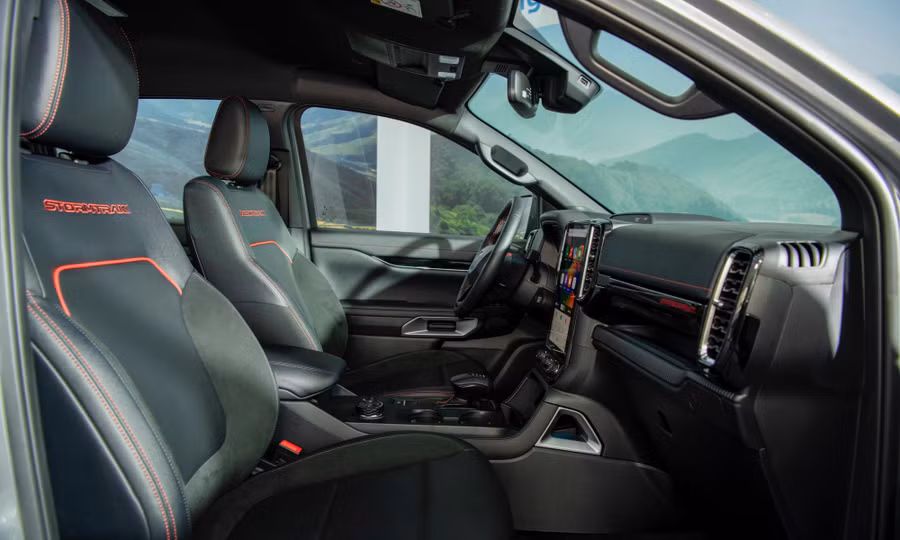 Khoang lái của Ford Ranger 2024 có thiết kế gọn gàng, phóng khoáng, tạo cảm giác dễ chịu cho người dùng. Ảnh: ST.