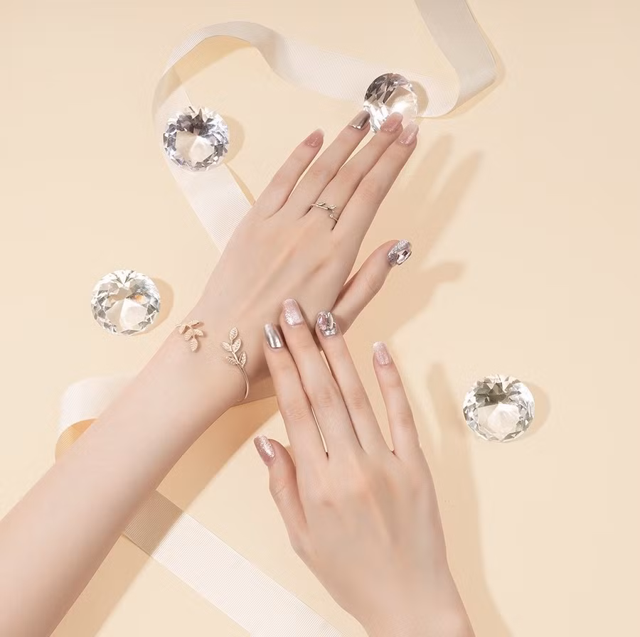 Việc phải thay đổi những mẫu nails liên tục để phù hợp với phong cách của buổi chụp cũng gây ảnh hưởng lớn đến sức khoẻ của những người làm mẫu tay. Ảnh: NVCC Việc phải thay đổi những mẫu nails liên tục để phù hợp với phong cách của buổi chụp cũng gây ảnh hưởng lớn đến sức khoẻ của những người làm mẫu tay. Ảnh: NVCC