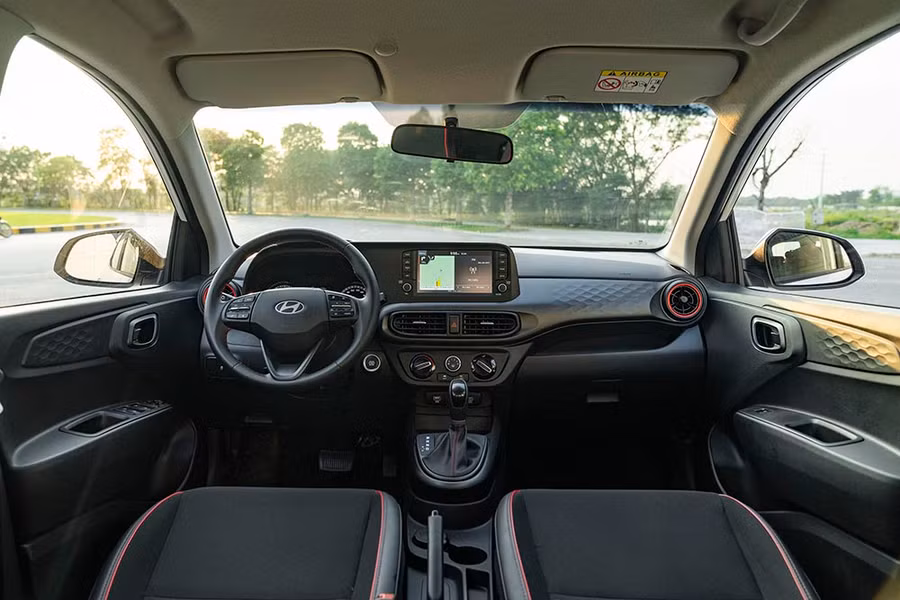 Nội thất bên trong xe Hyundai Grand i10 2024. Ảnh: ST.
